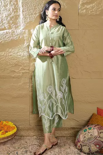 Women Floral Embroidered Regular Thread Work Kurta with Trousers