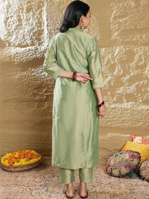 Women Floral Embroidered Regular Thread Work Kurta with Trousers 4