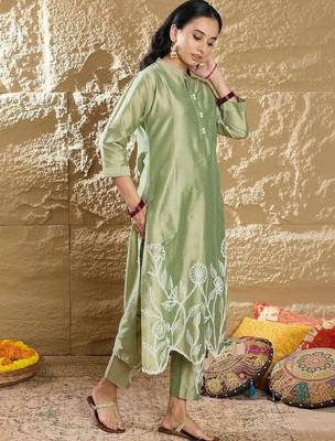 Women Floral Embroidered Regular Thread Work Kurta with Trousers 5