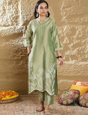 Women Floral Embroidered Regular Thread Work Kurta with Trousers 6
