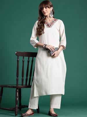 Women Ethnic Motifs Embroidered Regular Thread Work Kurta with Trousers 2