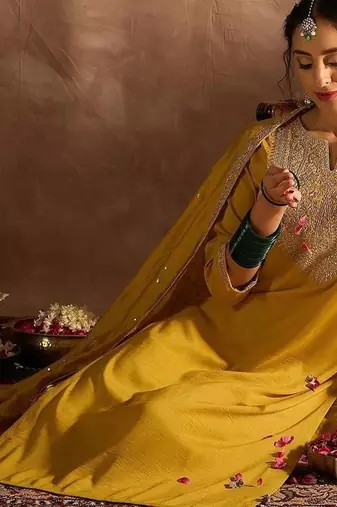 Women Embroidered Regular Thread Work Kurta with Trousers & With Dupatta