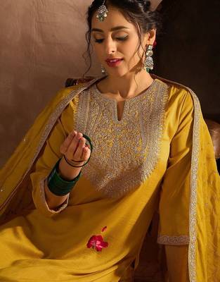 Women Embroidered Regular Thread Work Kurta with Trousers & With Dupatta 6