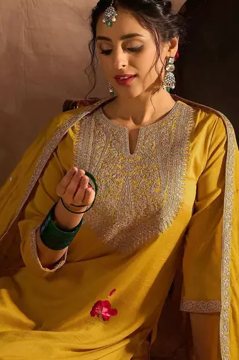 Women Embroidered Regular Thread Work Kurta with Trousers & With Dupatta