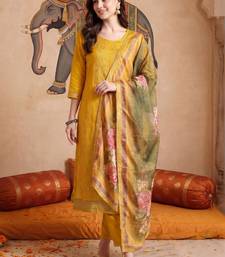 Women Embroidered Regular Thread Work Kurta with Trousers & With Dupatta