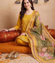 Women Woven Design Regular Thread Work Kurta With Trousers & With Dupatta