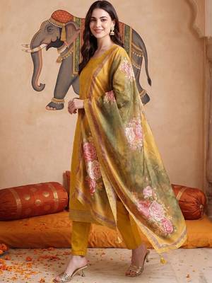Women Woven Design Regular Thread Work Kurta With Trousers & With Dupatta 3