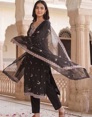 Women Ethnic Motifs Embroidered Regular Thread Work Kurta with Trousers & With Dupatta 5
