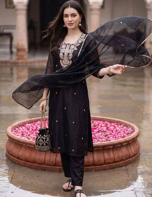 Women Ethnic Motifs Embroidered Regular Thread Work Kurta with Trousers & With Dupatta 3