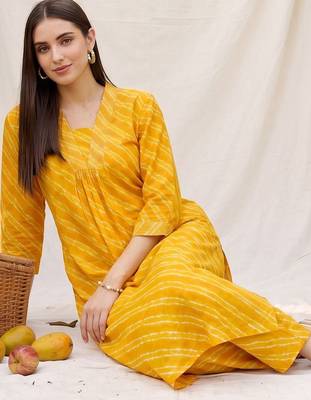 Women Leheriya Dyed Regular Kurta with Trousers 1
