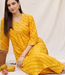 Women Leheriya Dyed Regular Kurta with Trousers