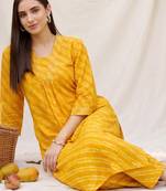 Women Leheriya Dyed Regular Kurta with Trousers