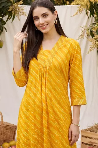 Women Leheriya Dyed Regular Kurta with Trousers