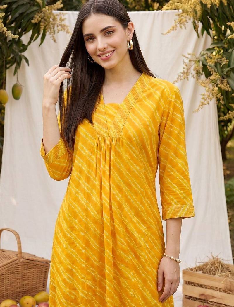 Women Leheriya Dyed Regular Kurta with Trousers