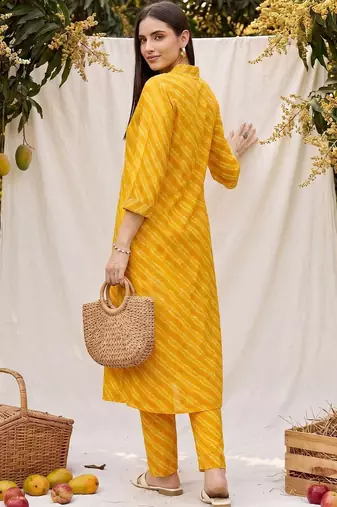 Women Leheriya Dyed Regular Kurta with Trousers