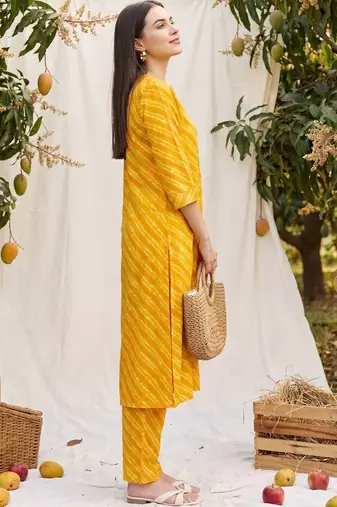 Women Leheriya Dyed Regular Kurta with Trousers