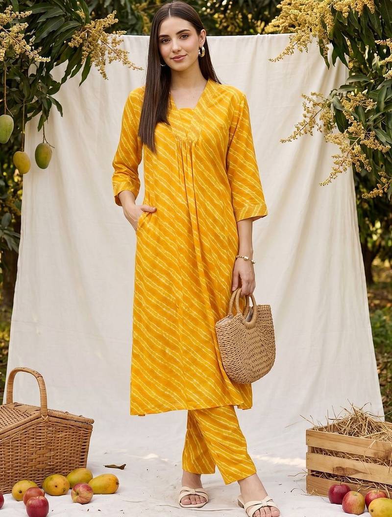 Women Leheriya Dyed Regular Kurta with Trousers