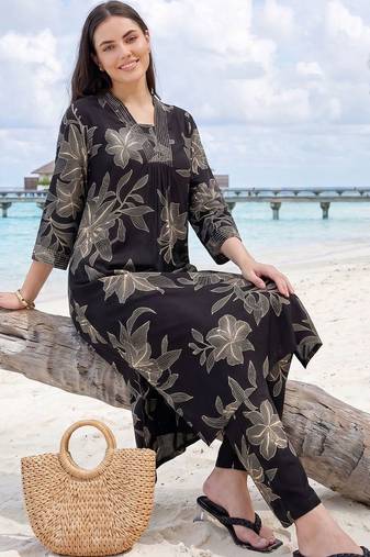 Women Floral Printed Regular Kurta with Trousers