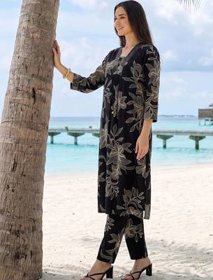 Women Floral Printed Regular Kurta with Trousers 4