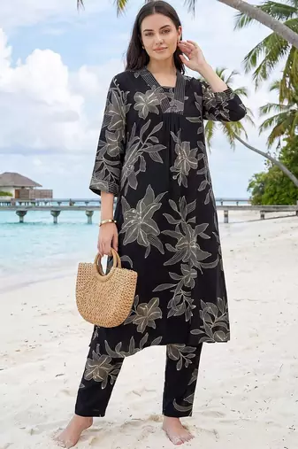 Women Floral Printed Regular Kurta with Trousers