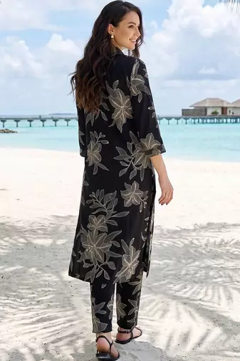 Women Floral Printed Regular Kurta with Trousers
