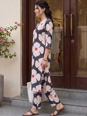 Women Floral Printed Regular Kurta with Trousers 3