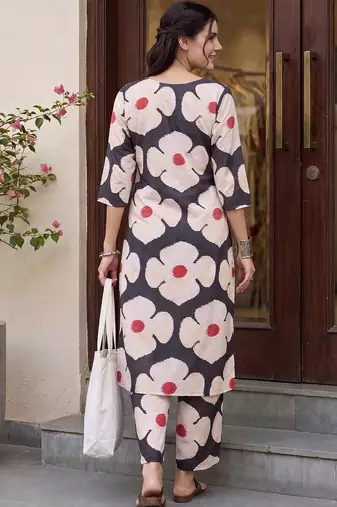 Women Floral Printed Regular Kurta with Trousers