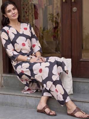 Women Floral Printed Regular Kurta with Trousers 5