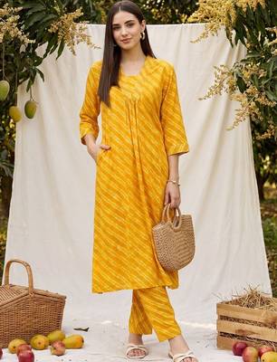 Women Leheriya Dyed Regular Kurta with Trousers 1