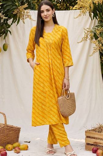 Women Leheriya Dyed Regular Kurta with Trousers