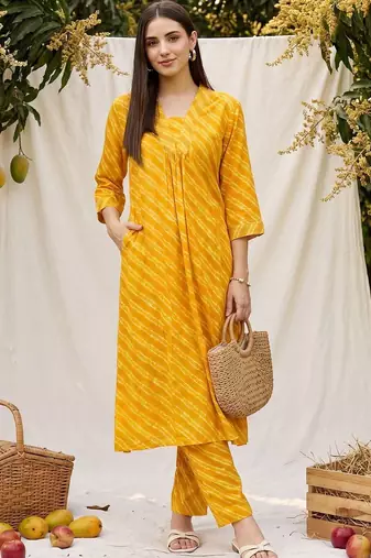 Women Leheriya Dyed Regular Kurta with Trousers