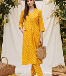 Women Leheriya Dyed Regular Kurta with Trousers