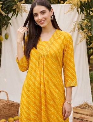 Women Leheriya Dyed Regular Kurta with Trousers 2