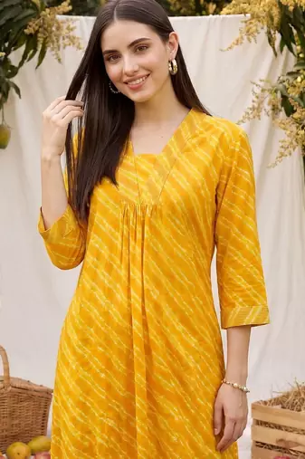 Women Leheriya Dyed Regular Kurta with Trousers