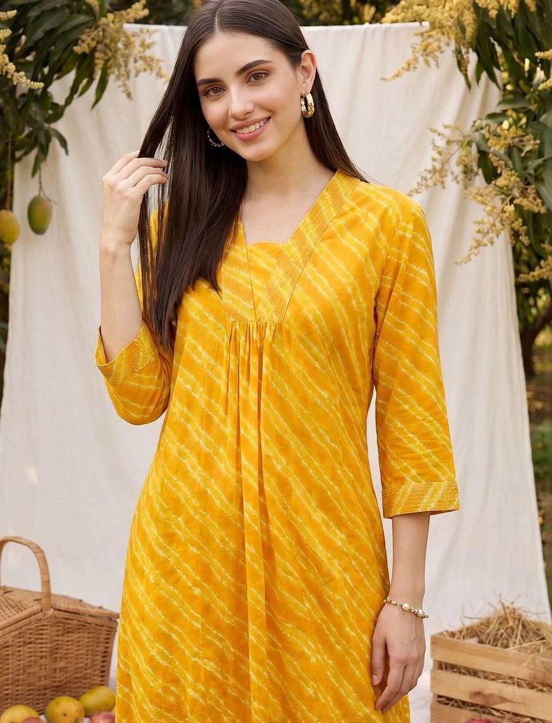 Women Leheriya Dyed Regular Kurta with Trousers