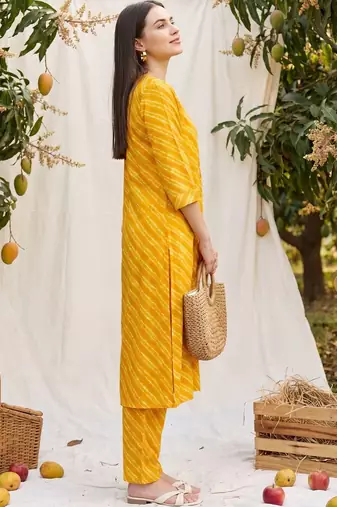 Women Leheriya Dyed Regular Kurta with Trousers