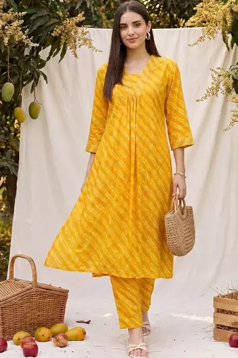 Women Leheriya Dyed Regular Kurta with Trousers