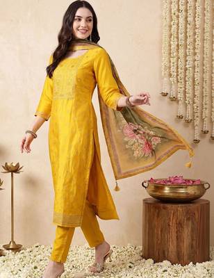 Women Floral Embroidered Regular Thread Work Kurta with Trousers & With Dupatta 1