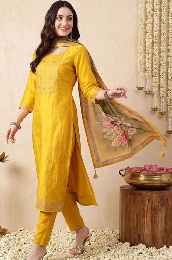 Women Floral Embroidered Regular Thread Work Kurta with Trousers & With Dupatta