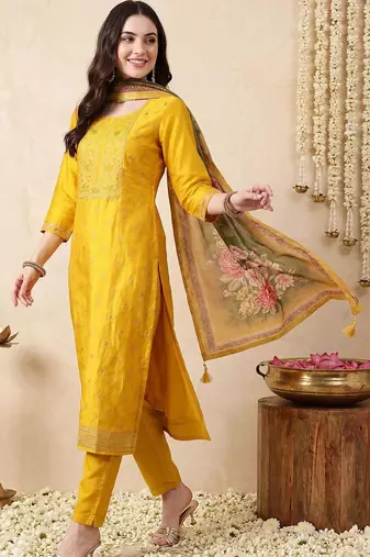 Women Floral Embroidered Regular Thread Work Kurta with Trousers & With Dupatta