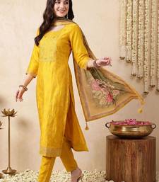 Women Floral Embroidered Regular Thread Work Kurta with Trousers & With Dupatta