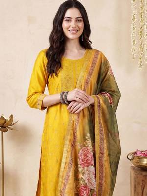 Women Floral Embroidered Regular Thread Work Kurta with Trousers & With Dupatta 2
