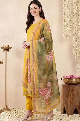 Women Floral Embroidered Regular Thread Work Kurta with Trousers & With Dupatta