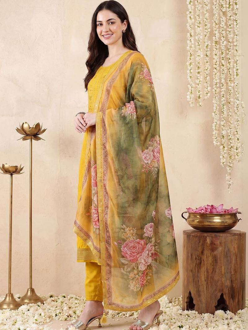 Women Floral Embroidered Regular Thread Work Kurta with Trousers & With Dupatta