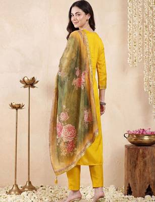 Women Floral Embroidered Regular Thread Work Kurta with Trousers & With Dupatta 4