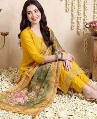 Women Floral Embroidered Regular Thread Work Kurta with Trousers & With Dupatta 5