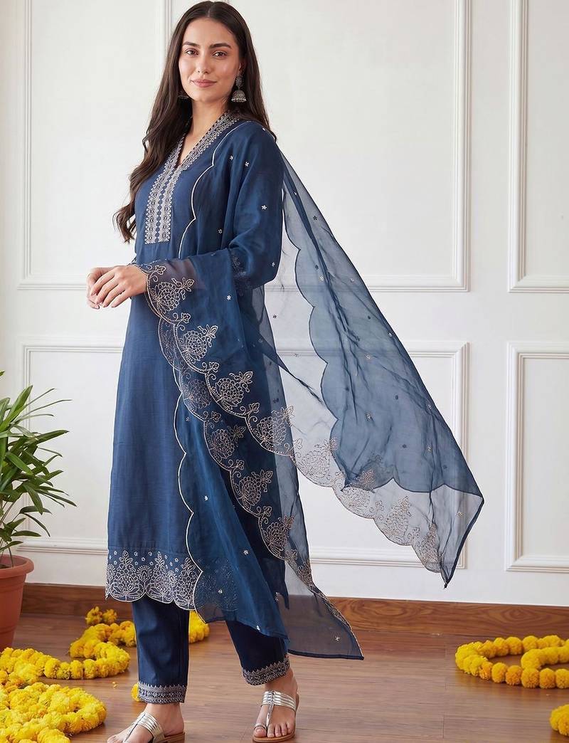 Women Ethnic Motifs Embroidered Regular Thread Work Kurta with Trousers & With Dupatta