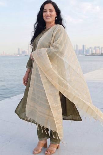 Women Regular Thread Work Kurta with Trousers & With Dupatta