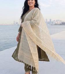 Women Regular Thread Work Kurta with Trousers & With Dupatta