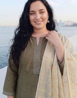 Women Regular Thread Work Kurta with Trousers & With Dupatta 2